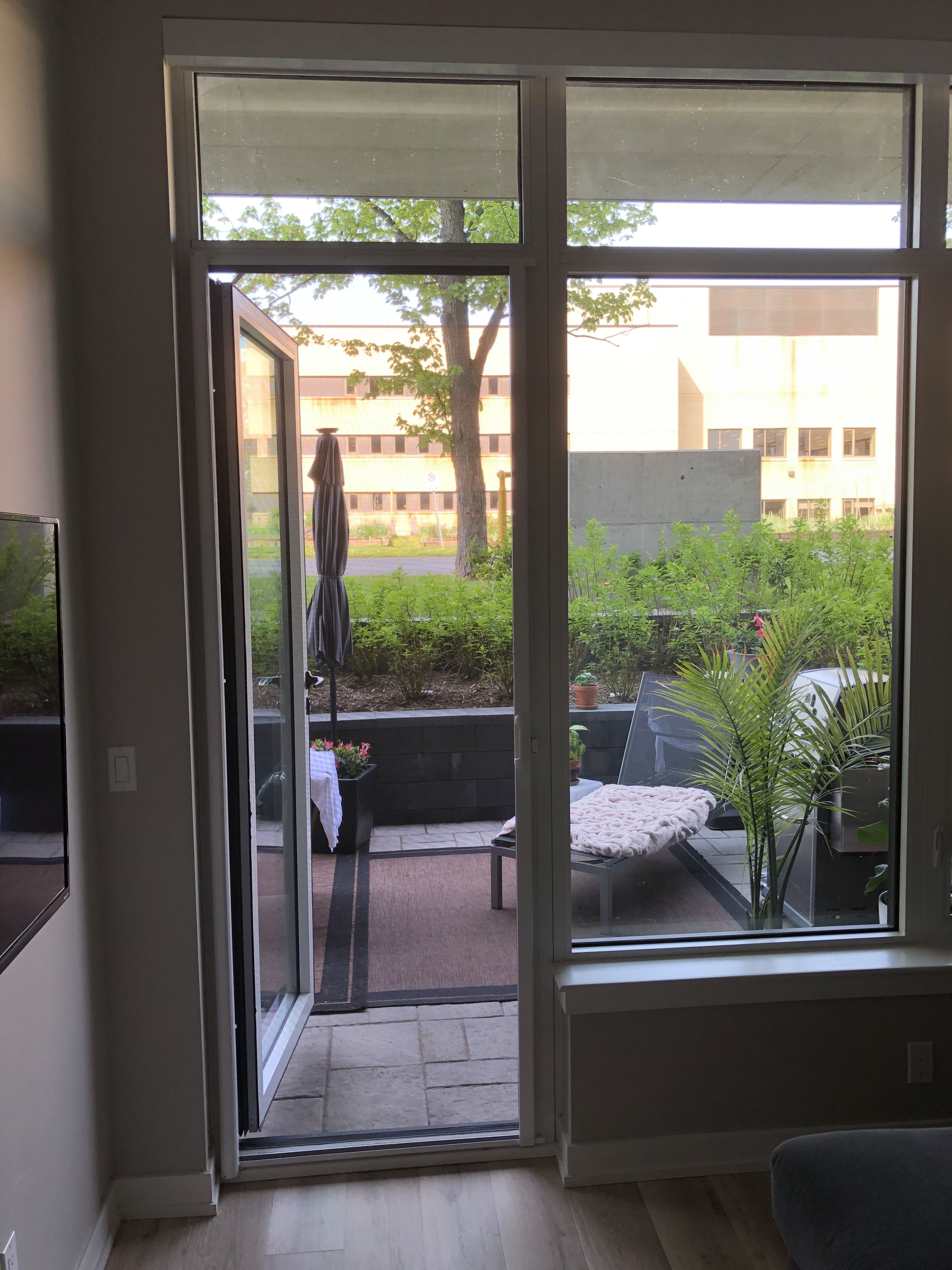 Retractable Screen Single Signal White